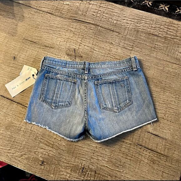 Rag & Bone Cut Off Shorts in Moss. (27) - Picture 5 of 7